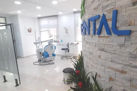 Foto di Consulenza Impianti Dentali Pisa - Dental Care Albania